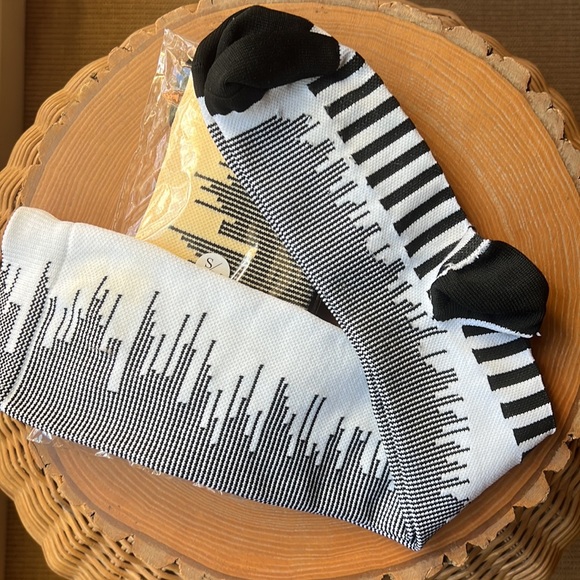 CharmKing Two Pair Woman’s S/M Compression Socks 15-20 mmHg Yellow/Blk White/Blk - Picture 3 of 4